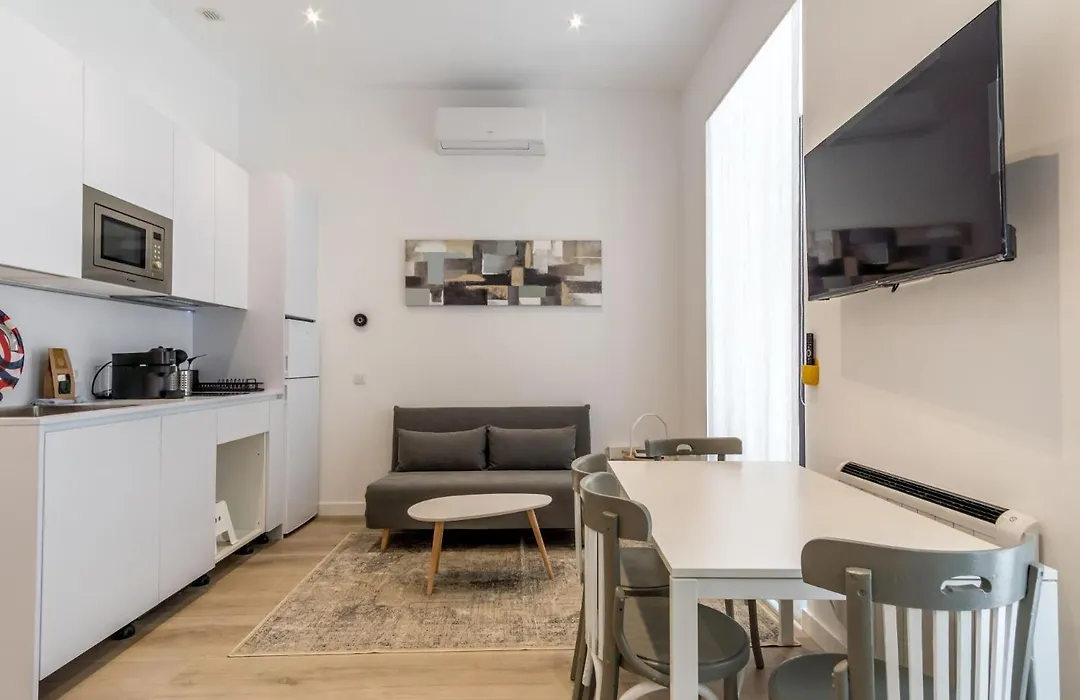 2 Bedrooms 2 Bathrooms- Modern And Bright- Center-1