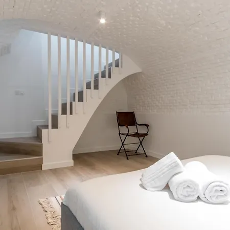 2 Bedrooms 2 Bathrooms- Modern And Bright- Center-3